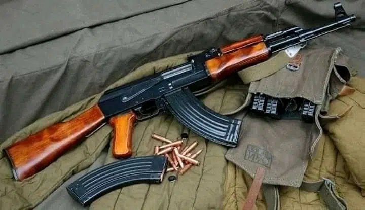 A Police officer in Lusaka has shot a fellow officer using an AK 47.Over a woman.